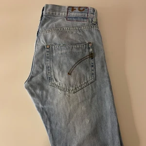 Dondup Jeans - Ljusblåa Dondup jeans i storleken 31, pris kan diskuteras