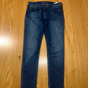 Mörkblå jeans från Jacob Cohen - Snygga mörkblå jeans från Jacob Cohen i väldigt bra skick inga defekter eller liknande! Modellen är 622/slimfit och strl w 32. Skriv vid frågor eller funderingar.