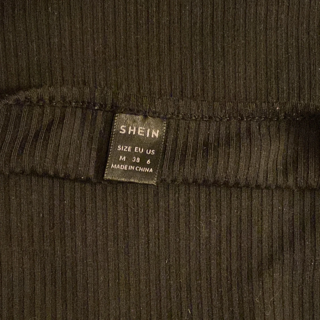 Svart ribbad linnetopp från Shein - 3