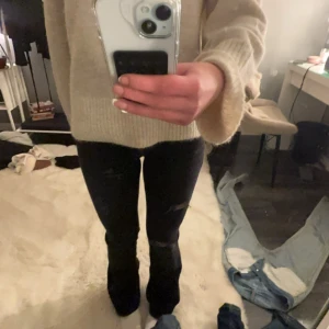 Svarta jeans med hål - Svarta jeans med små hål på låren. Säljer för de inte kommer till andvändning ❣️❣️skriv till mig vid frågor om mått❤️ 