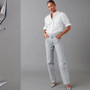 Gråa jeans  - Ett par grå jeans från Gina Tricot. Använt få gånger, ksk 3-4 gånger. Skulle säga att dom kanske är mer åt mid-waist hållet än lågmidjade 