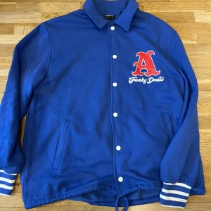 Funky devil tröja - Säljer min kofta som jag aldrig använt🤑🙏🔥 storlek M men passar lite mer som L. skriv om du har några frågor🙏🙏 pris kan diskuteras