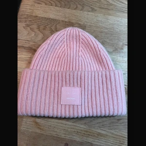 Rosa acne mössa - Säljer min superfina rosa acne mössa i jättebra skick!💕Priset kan diskuteras!