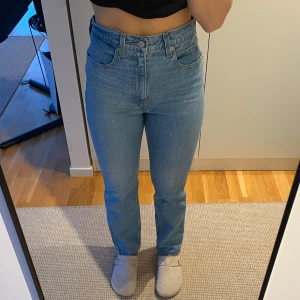 Levis 501 jeans i ljusblå denim - Levis 501 jeans i ljusblå denim som är använda ett fåtal gånger. De är högmidjade med en rak passform. 