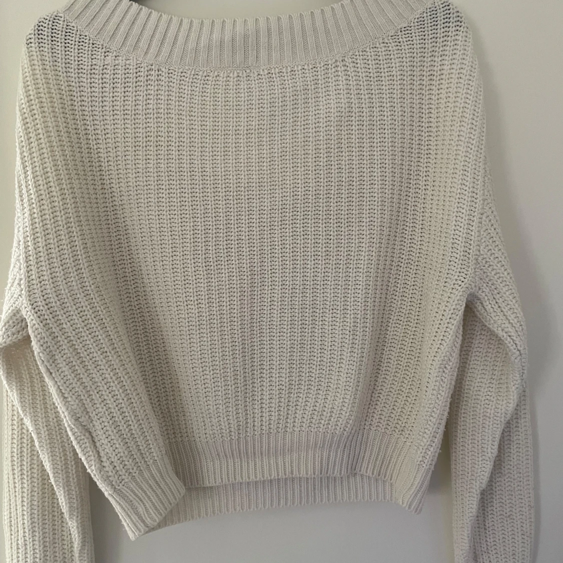 Vit stickad tröja med v-ringning - 1