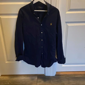 Mörkblå skjorta från Ralph Lauren - Säljer denna skjorta från ralp lauren då den blivit för liten. Skjortan är jätte bra skick och har inga defekter. Strl L