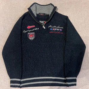 Marinblå Paul & Shark Quarterzip Kofta - Säljer en marinblå quarterzip från Paul & Shark. Den passar som S/M, men fråga om mått om du inte tror på mig! Tröjan har långa ärmar och ribbade muddar. Perfekt för kyliga dagar med en stilren look. (Modellen är 185, pris ej hugget i sten)