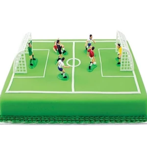 Fotbollsdekorationer från PME - Set med 9 plastfigurer för att dekorera tårtor med fotbollstema. Innehåller spelare i olika positioner och två mål. Perfekt för att skapa en fotbollsplan på en tårta. Figurerna är färgglada och detaljerade, vilket ger en livlig känsla till dekorationen.