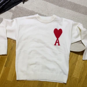 Ami Paris tröja - Hej säljer min ami Paris tröja i vit den är helt ny oanvänd beställde den men den va liten på mig 