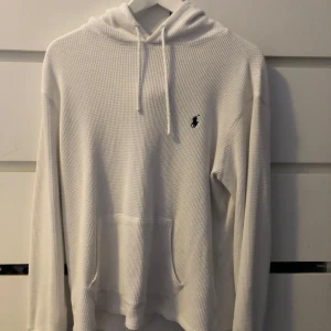 Vit hoodie från Polo Ralph Lauren - Säljer en stilren vit hoodie från Ralph Lauren. Storlek M men sitter som S. Säljer den pga den är för liten och sitter lite konstigt på mig i ryggen. 