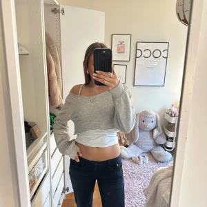 Grå offshoulder tröja - Säljer en croppad off shoulder tröja