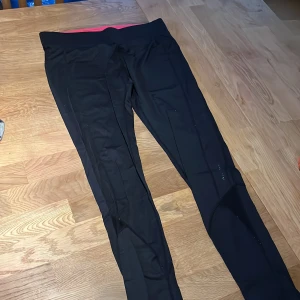 Svarta leggings från Newbody - Snygga svarta leggings från Newbody med en bekväm passform. De har en bred midja och är perfekta för träning eller en avslappnad dag. Materialet är stretchigt och andas bra.