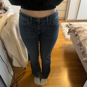 Blå jeans från Hollister - Säljer dessa snygga blå lågmidjade bootcut jeans från Hollister, dom är i storlek 26 men är väldigt stretchiga så passar även större. Inga defekter eller tydliga tecken på användning💗