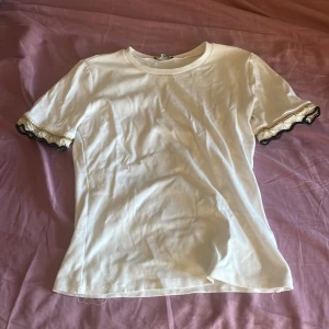 Vit tröja med detaljer från Zara💗⭐️ - Säljer min apsnygga t-Shirt från Zara som inte längre passar på mig! Använder ej längre men den är nästan aldrig använd💗 Nypris:229💗 Storlek M men passar nån som har: XS-S💗