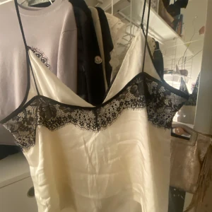 Vitt spetslinne från zara❤️ - Köpte på rean på zara utan att prova, men insåg att den var för stor när jag kom hem så endast använd en gång. Linnet är i storlek xs.