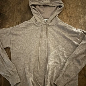 Stickad hoodie - Säljer en fet stickad hoodie i skön färg. Bra skick inga fläckar eller skador. Storlek S men passar runt 160. Priset är inte hugget i sten,