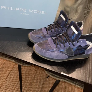 Philipe Model Trainer - Säljer nu mina blåa Philipe Model TRPX/Trainers. De är i ett gott skick. Skorna var limiterade men låg på 3200kr. . Box medkommer med allt Og. Skicka prisförslag och tveka inte att höra av dig om frågor och bilder 