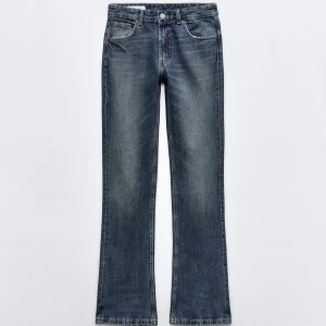 Blå jeansbyxor - Jättefina jeans från Zara i en urtvättad blå färg. De är låg/mid waist, storlek 40, aldrig använda med prislapp kvar 