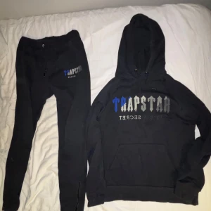 Trapstar tracksuit - Svart tracksuit från trapstar med blå-grå logga. Både byxorna och tröjan är i storlek M. Tveka inte med att höra av er vid minsta intresse eller fråga. ☺️Hör av er för fler bilder 😊Priset går självklart att diskutera!😉