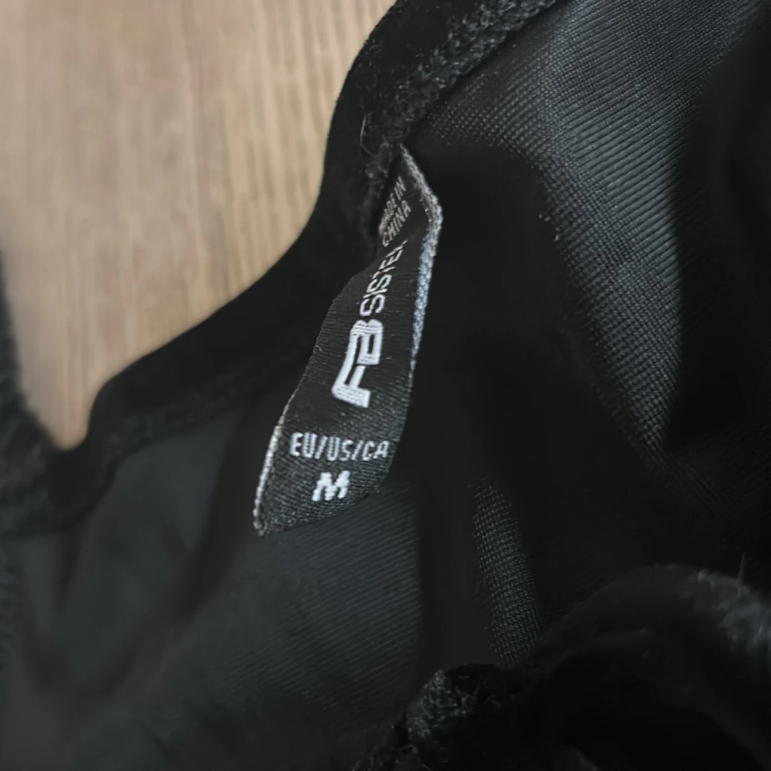 Svart sammetstopp med glittriga detaljer från Bershka - 2