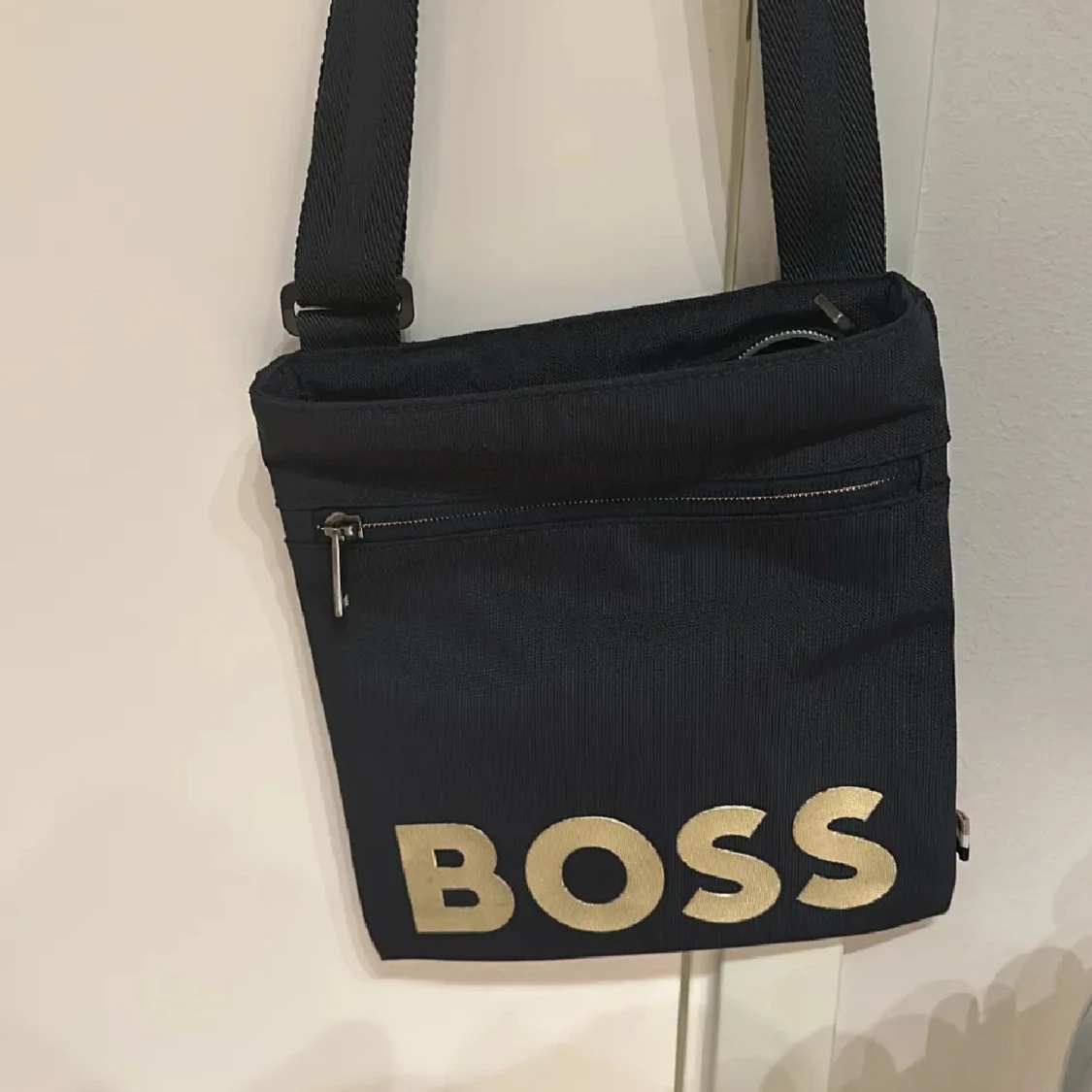 Svart axelväska från Boss - 2