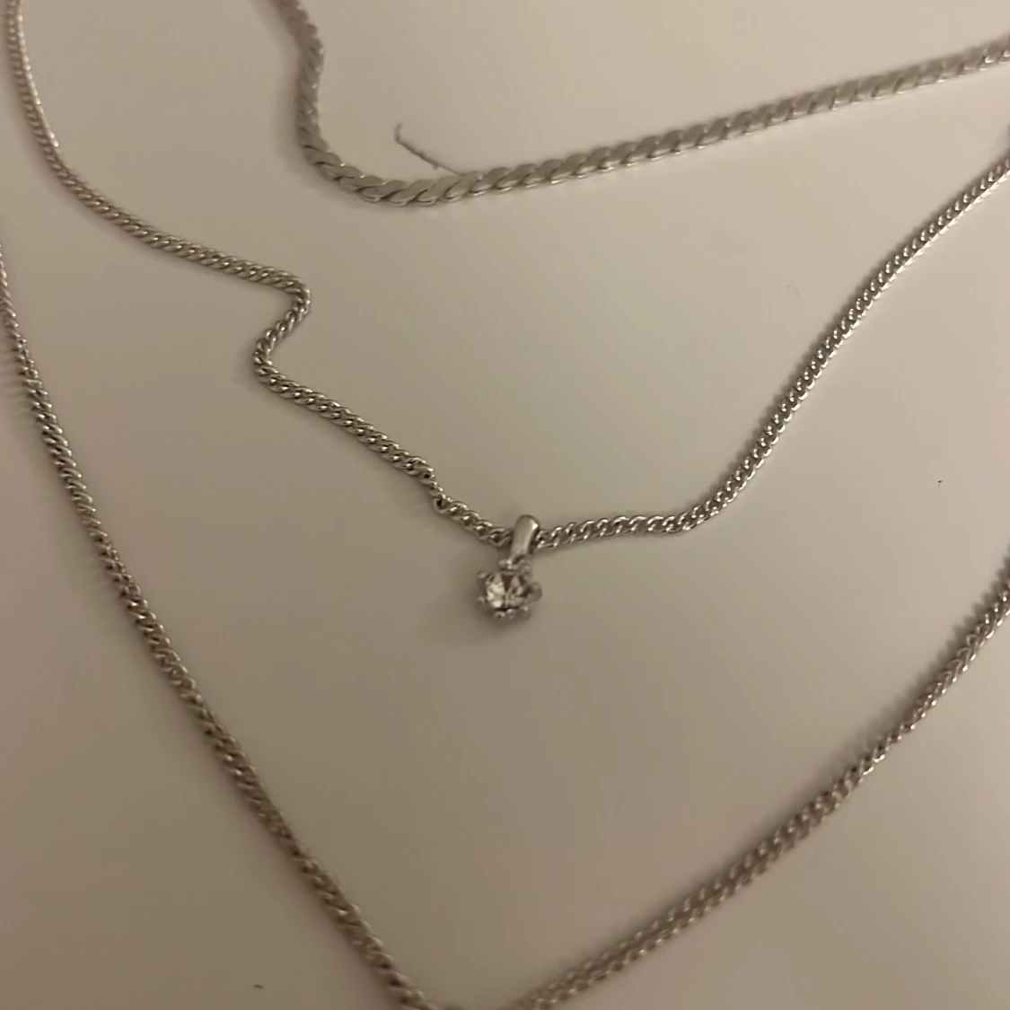 Silverfärgat halsband med tre hängen - 2