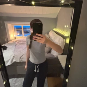 Grå t-shirt från Brandy Melville - Säljer en enkel och stilren grå t-shirt från Brandy Melville. T-shirten är kortärmad och har en rund halsringning. Perfekt för en avslappnad look. 🩶
