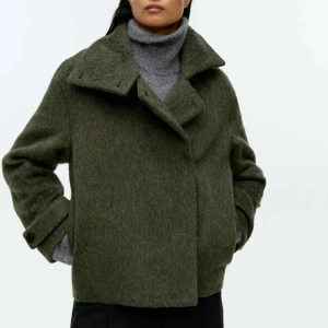 Grön ullkappa från ARKET - Säljer min super snygga kappa från Arket som är slutsåld. Använd max 2-3 gånger så i mycket fin skick! Storlek S/36. Nypris: 2290kr