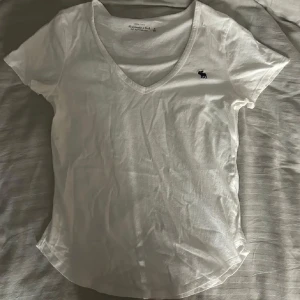 Abercrombie & fitch topp - Säljer den här t-shirten från Abercrombie & fitch pågrund av att den inte kommer till användning ❤️