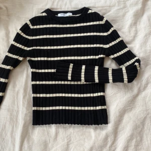 Svart och beige randig tröja från Terranova - Säljer en snygg svart och beige randig tröja från Terranova. Tröjan är ribbad och har långa ärmar. Väldigt bra skick. 