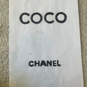 Coco Chanel poster - Poster med Coco Chanel motiv. Ungefär A4 mått men klippt på sidorna så att de ska få plats i ramen. En ram kvar så det är först till kvarn. Om du vill ha en ram, blir det +25 kr. 