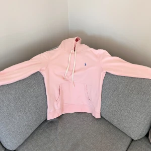 Polo Ralph Lauren hoodie - En modern Polo Ralph Lauren hoodie i en unik färg som sticker ut. Storlek M men passar S perfekt. Vid snabb affär kan priset absolut diskuteras.  Helt okej skick använd ett flertal gånger men ser forfarande bra ut. Limited edition modell som inte finns och köpa längre!!!