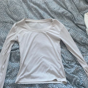 Vit långärmad topp - Säljer en enkel och stilren vit långärmad topp. Perfekt för lager-på-lager eller att bära som den är. Mjuk och bekväm med rund halsringning.