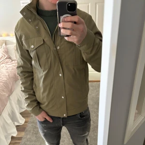 J.Lindeberg field jacket - Säljer min killes field jacket i nyskick.Nypris på denna är 3400kr.Strl M perfekt till våren🍁🍂
