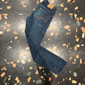 Nudie Jeans  - Nudie Jeans (Grim Tim) Perfekt skick  32/34  Hör av er vid frågor eller prisförslag!