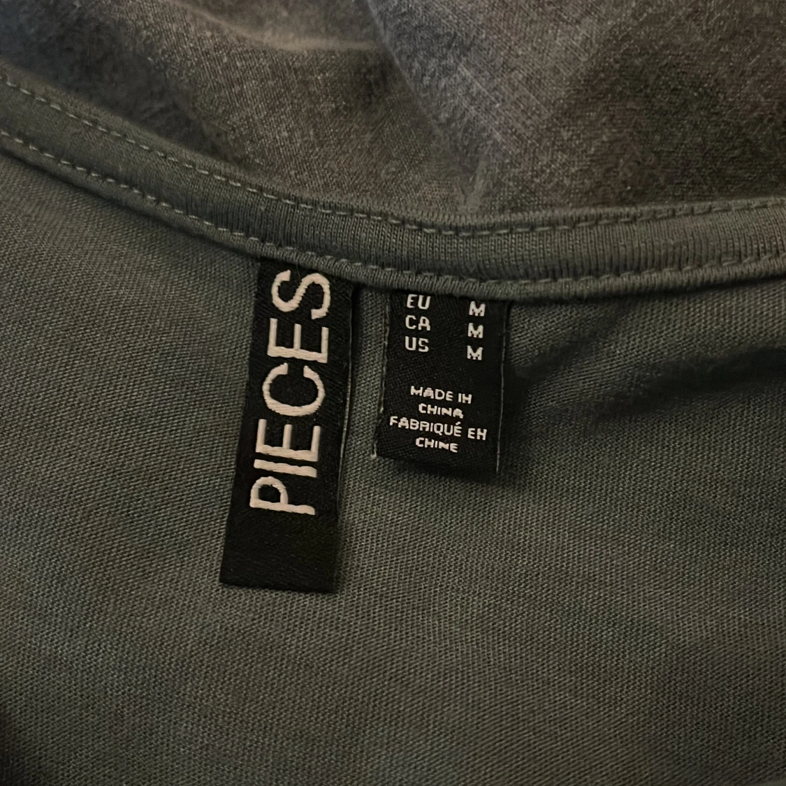 Mörkgrön kortärmad topp från Pieces - 2