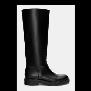 Svarta höga boots  - Eleganta svarta stövlar i skinn med en stilren design. De har en hög skaft och en robust sula som ger ett klassiskt utseende. Perfekta för en stilren look.                                                                            Nypris: 700 kr. Aldrig använda. Säljer pga för stora.