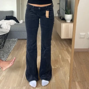 Lågmidjade Manchester byxor - Säljer dessa byxor men i en mindre storlek ‼️så observera att byxorna på bilden är inte dom jag säljer‼️det är samma modell men en mindre storlek som inte passar mig! Midja: 38 innerben: 80