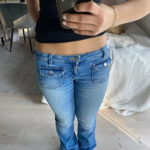 Low waist bootcut jeans  - Jag säljer dem här jeansen från Gina Young. Dem gick sönder tidigare i år men blev lagade av en skräddare så att det inte syns att det varit hål. Dessvärre finns det ett nytt hål på framsidan men är knappt synligt. Köpte dem för 350 kr💖
