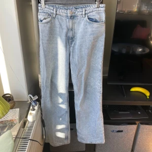 Jeans Monki - Fleared jeans från Monki i ljust jeansmaterial. Storlek W28