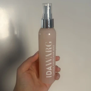 IDA WARG VANILLA FUDGE HAIR MIST - En hår mist med en drömig vanilj doft. På sista bilden kan ni se hur mycket som används. Jag älskar doften men tyvärr används den inte så mycket🩷