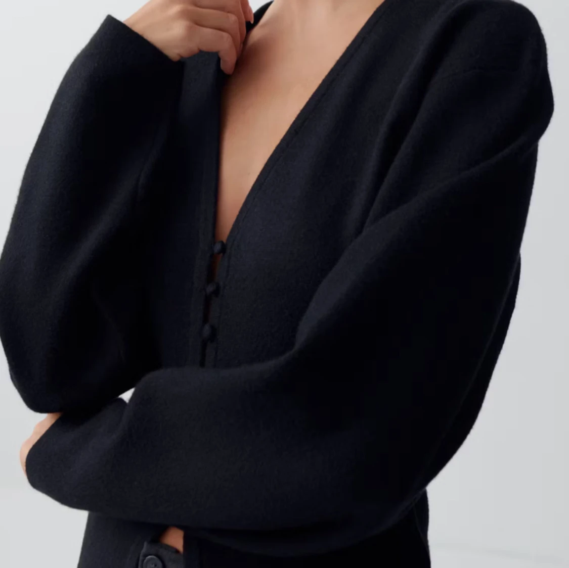 Svart figursydd kofta med knappar 