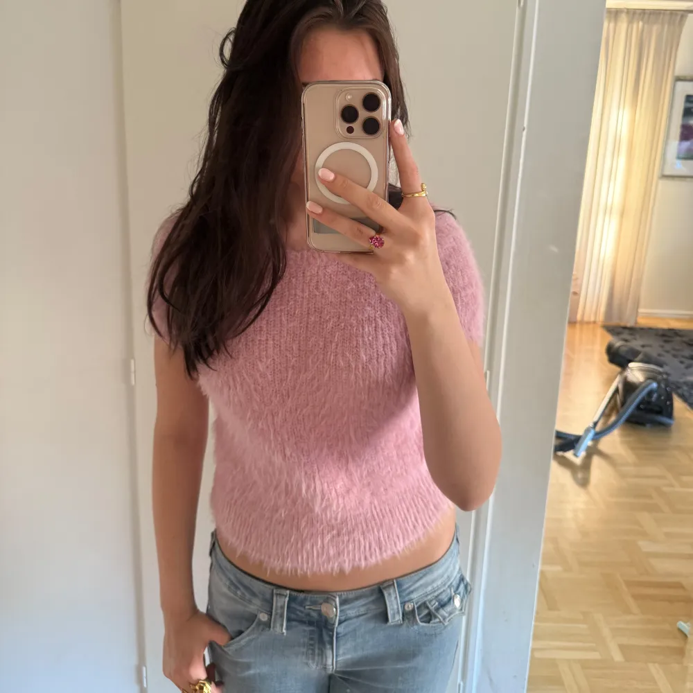Säljer en supermjuk och fluffig rosa tröja från Zara. Den har korta ärmar och är nästan oanvänd. Själv har jag S i storlek och den är väldigt stretchig så passar många. . Neuletakit & Villapaidat.