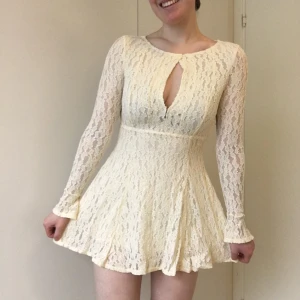 Klänning Free People - Min fantastiska studentklänning från Free People! Benvit/gulvit. Ärmar & rygg är semi-sheer. Superfin mjuk spets! Dold dragkedja i sidan. Kort; axel till fåll ca 74cm. Numer lite för liten för mig, syns kanske på bilderna… Jag är 178cm, har oftast M.