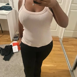 Beige ribbad linnetopp - Säljer en stilren beige ribbad linnetopp med breda axelband. Perfekt för en avslappnad look. Passar bra till både jeans och kjol.( har en till i grå som man kan köpa ochså och köpa 2för 100