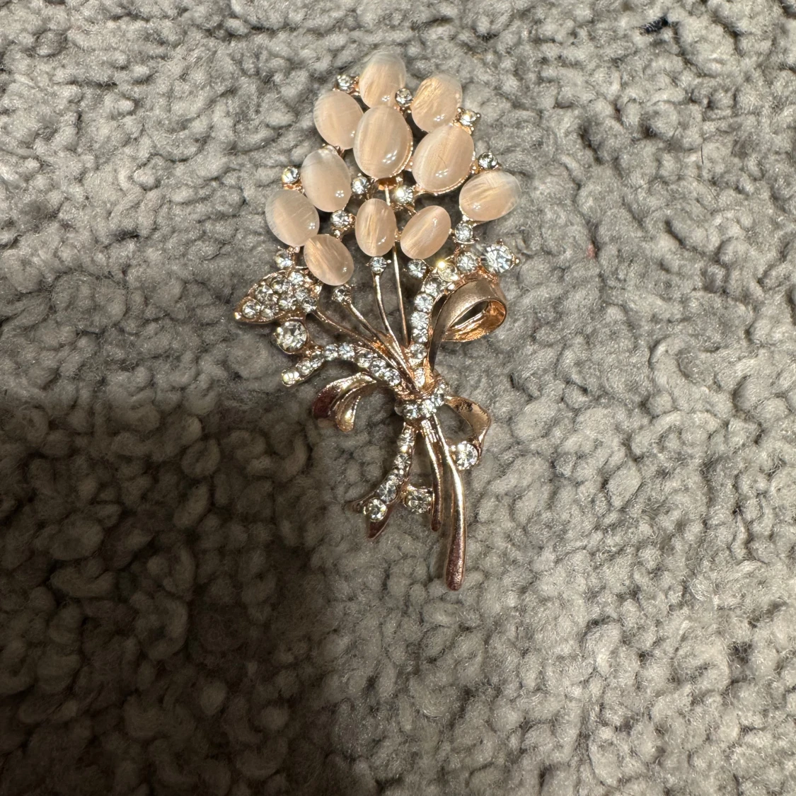 Elegant brosch i form av en blombukett