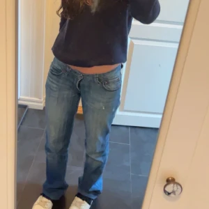 Lågmidjade jeans - Snygga blå jeans från SD Jeans med broderad detalj på bakfickan. Storlek w27🩷