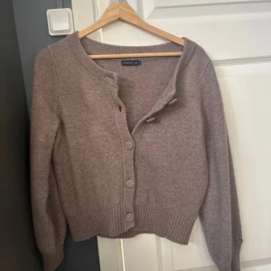 Stickad kofta  - Säljer en fin beige/brun kofta från Stockh LM. Något liten i storlek. I Kashmir och ull blandning vilket gör den såå mysig! 