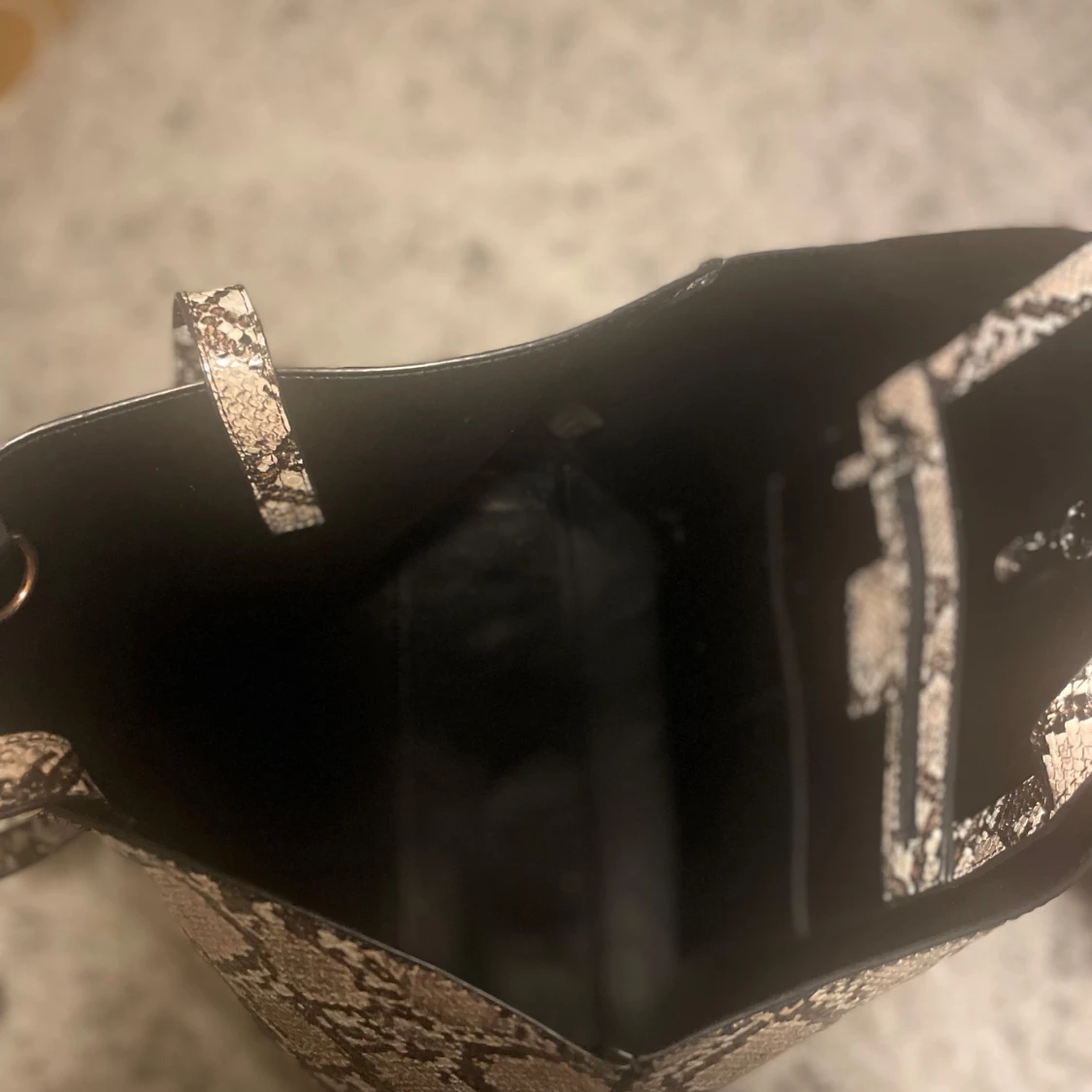 Ormmönstrad shoppingväska - 2