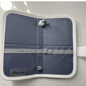 Necessär till sminkborstar från Real Techniques - Säljer en stilren vit borstnecessär från Real Techniques. Den har en praktisk design med elastiska band inuti för att hålla borstarna på plats.  Enkel att stänga med en knapp och har en smidig rem för att bära med sig.